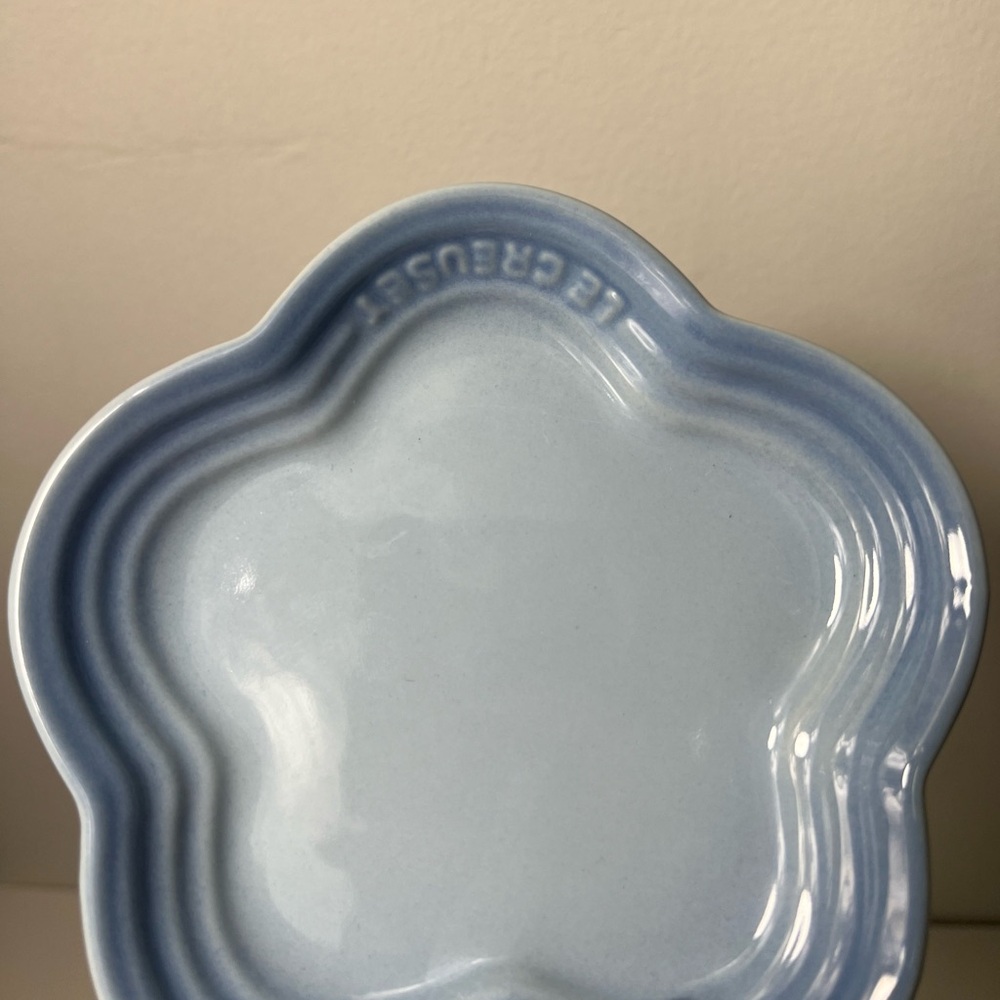 Le Creuset Stoneware Flower Petal Scalloped Trinket Dish Plate Tray - Picture 9 of 11